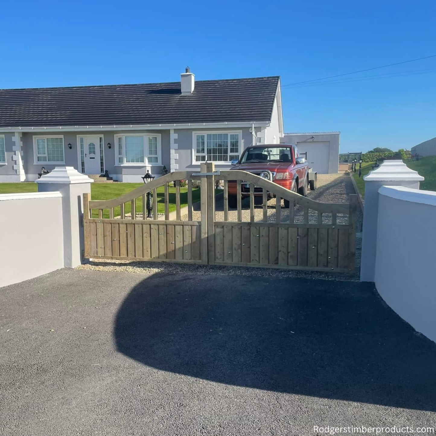 Center-Pitched Curved Gates Crafted to Perfection