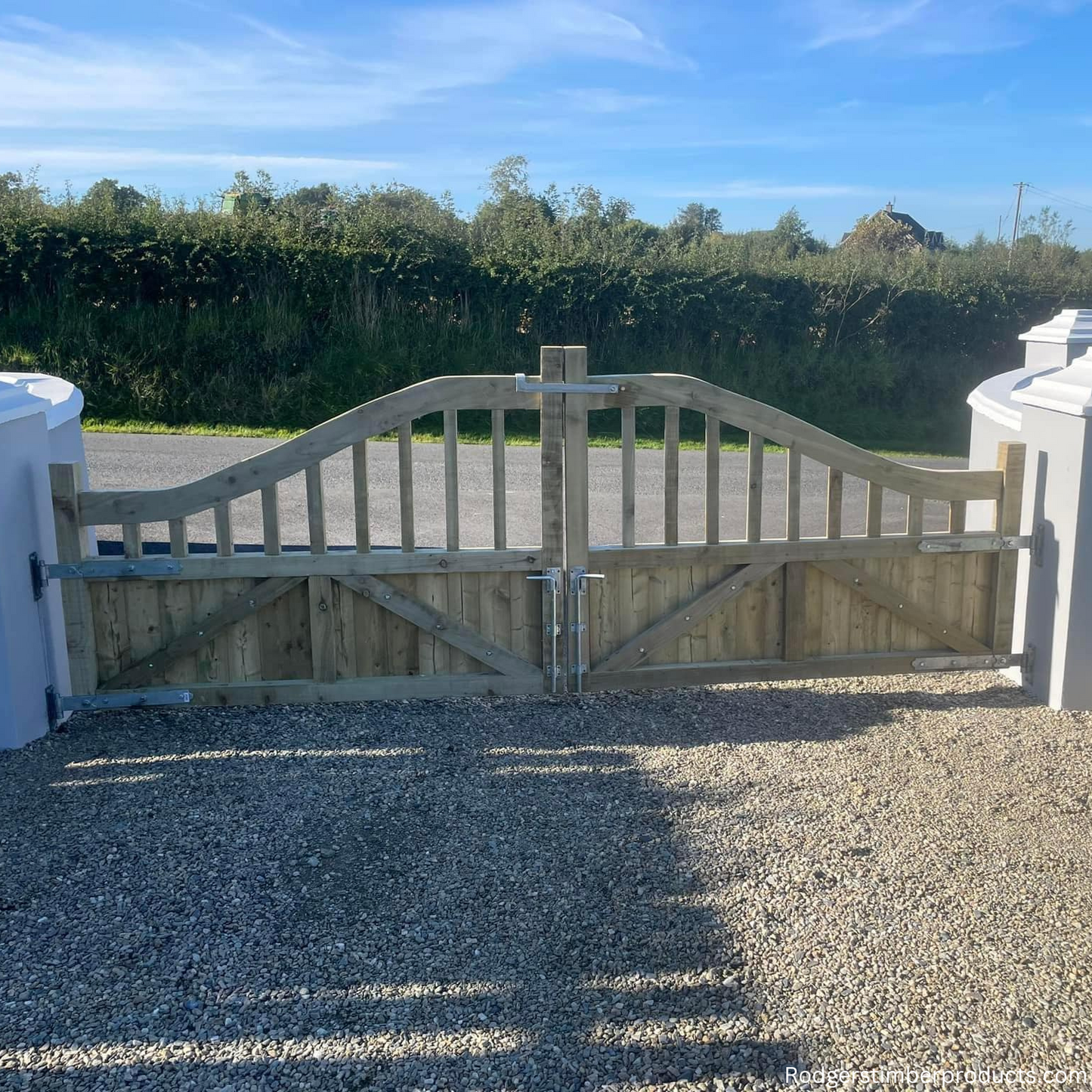 Center-Pitched Curved Gates Crafted to Perfection