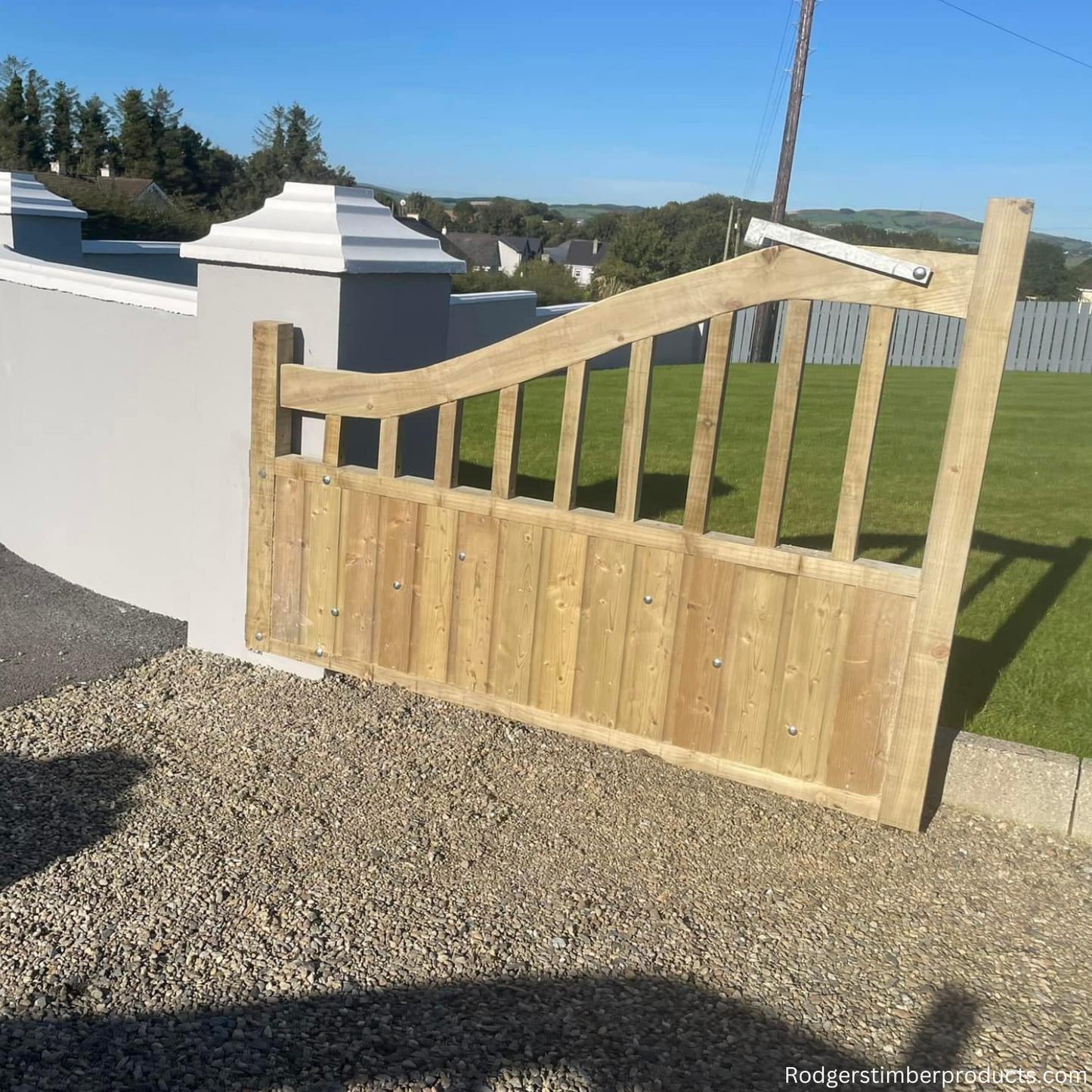 Center-Pitched Curved Gates Crafted to Perfection
