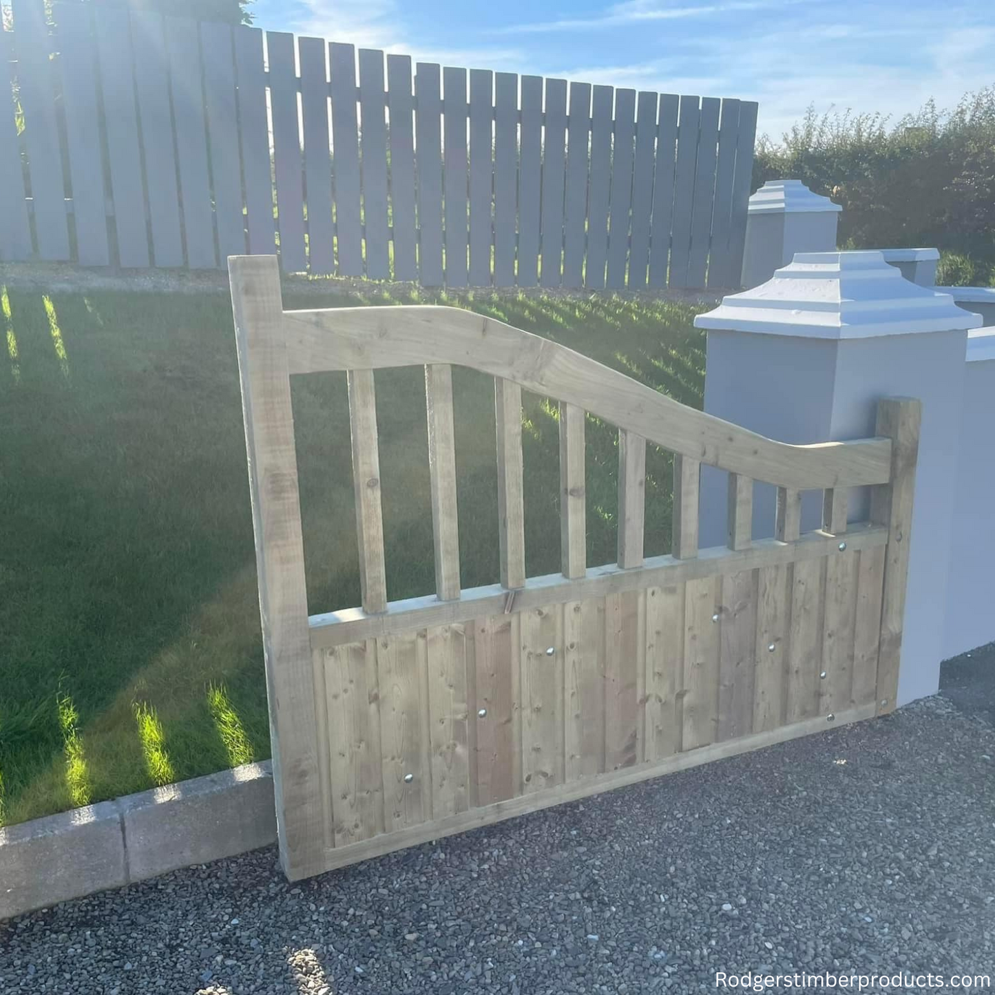 Center-Pitched Curved Gates Crafted to Perfection