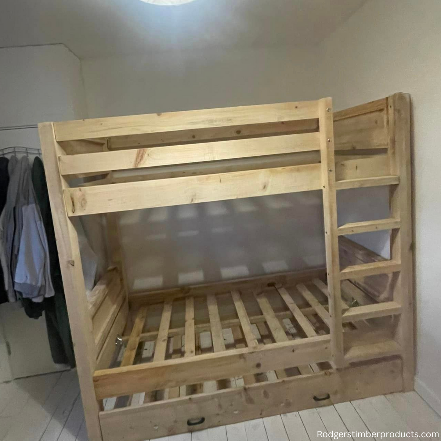 Space-Saving Elegance: Bunk Bed with Convenient Pull-Out Floor Bed