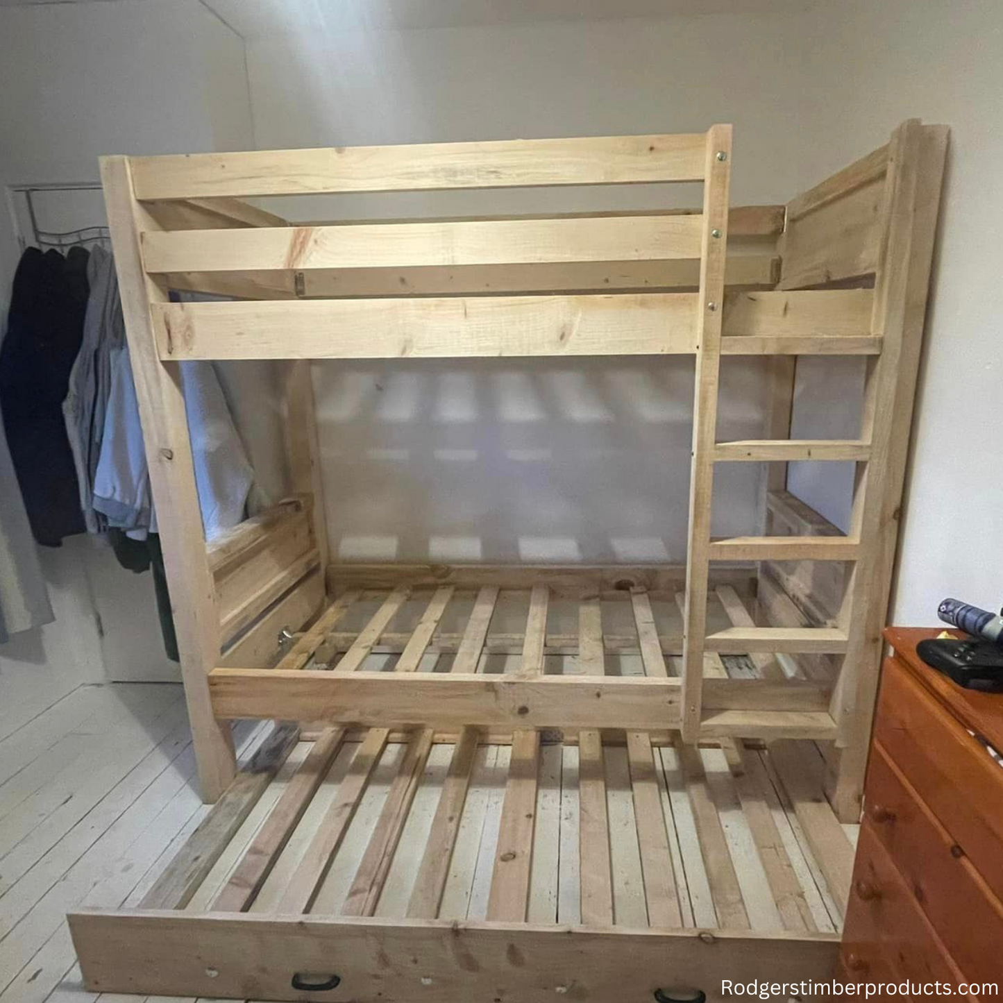 Space-Saving Elegance: Bunk Bed with Convenient Pull-Out Floor Bed
