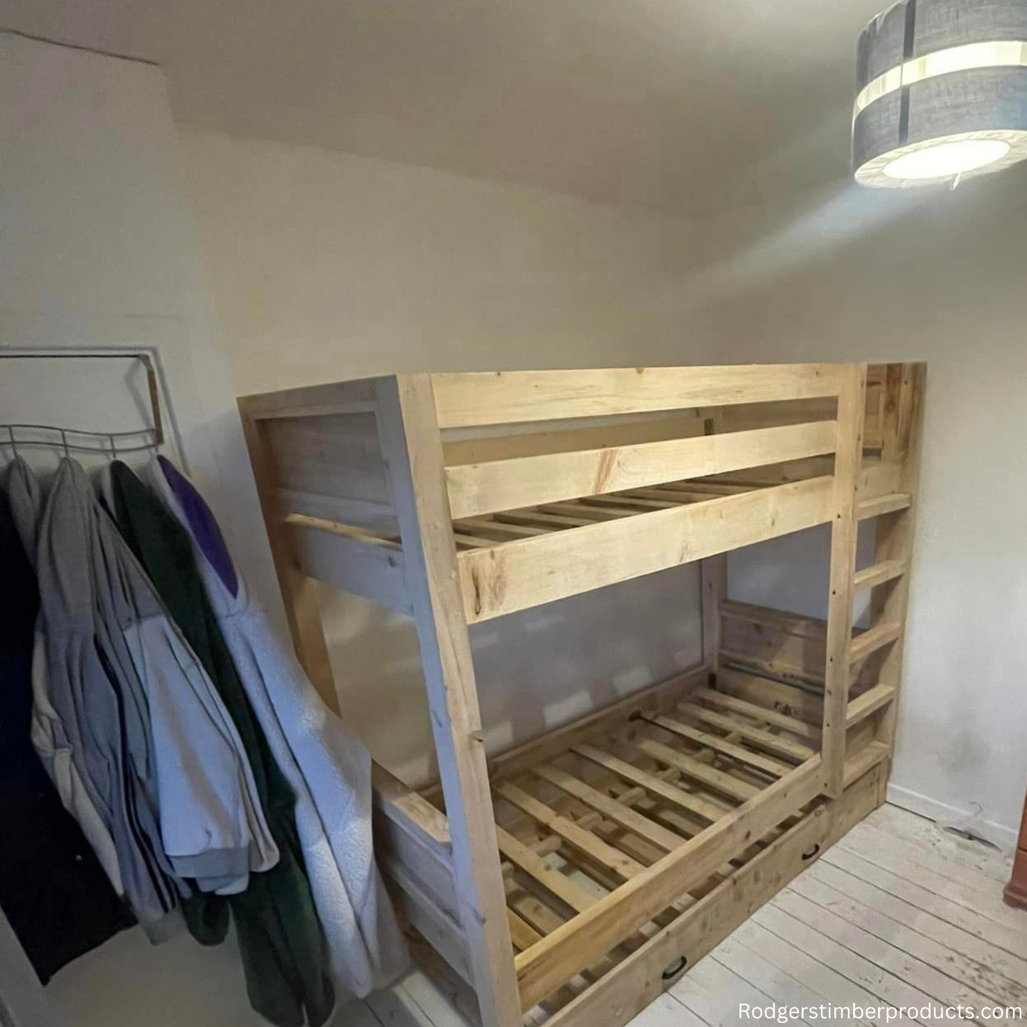 Space-Saving Elegance: Bunk Bed with Convenient Pull-Out Floor Bed