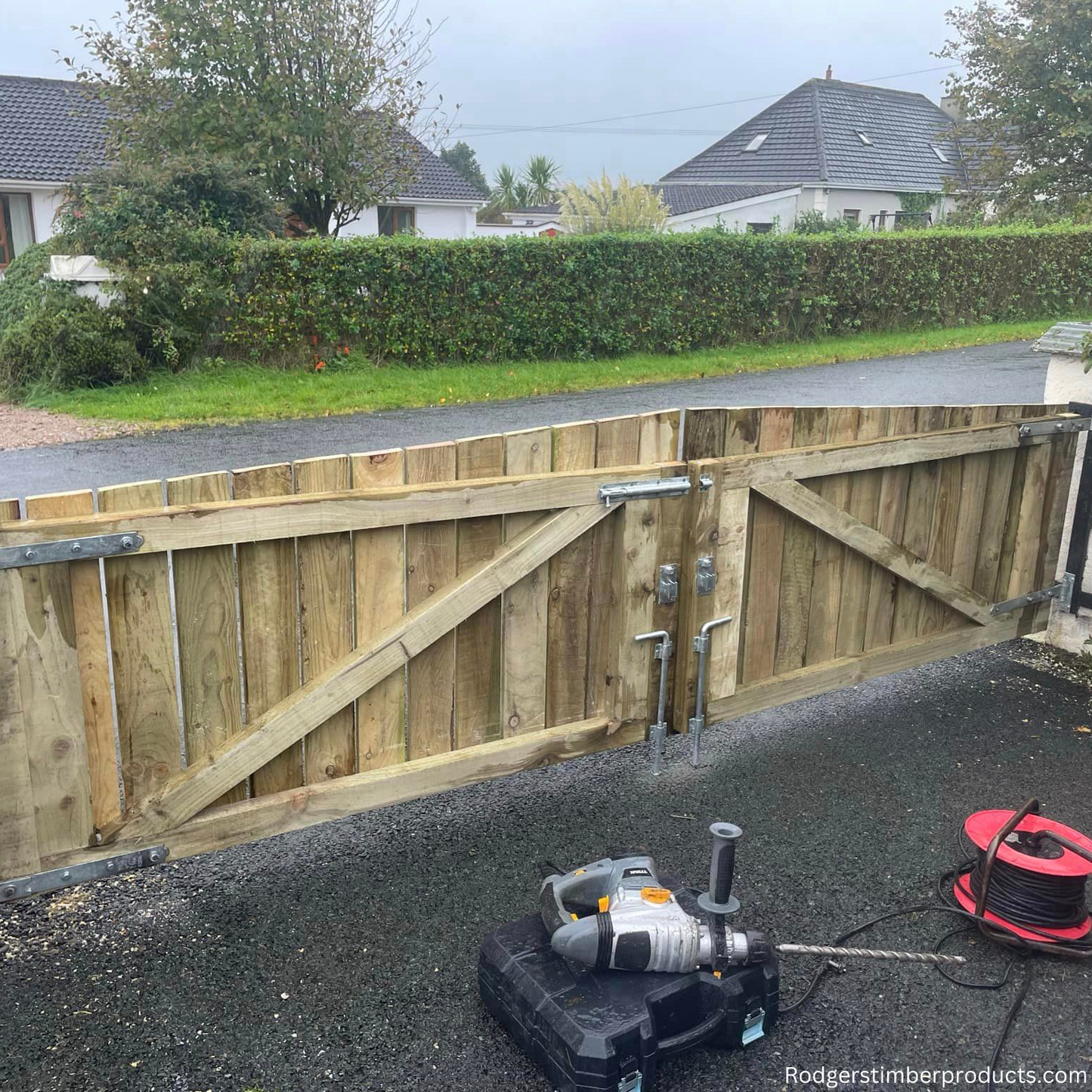 Sturdy Gates With A Touch Of Simplicity