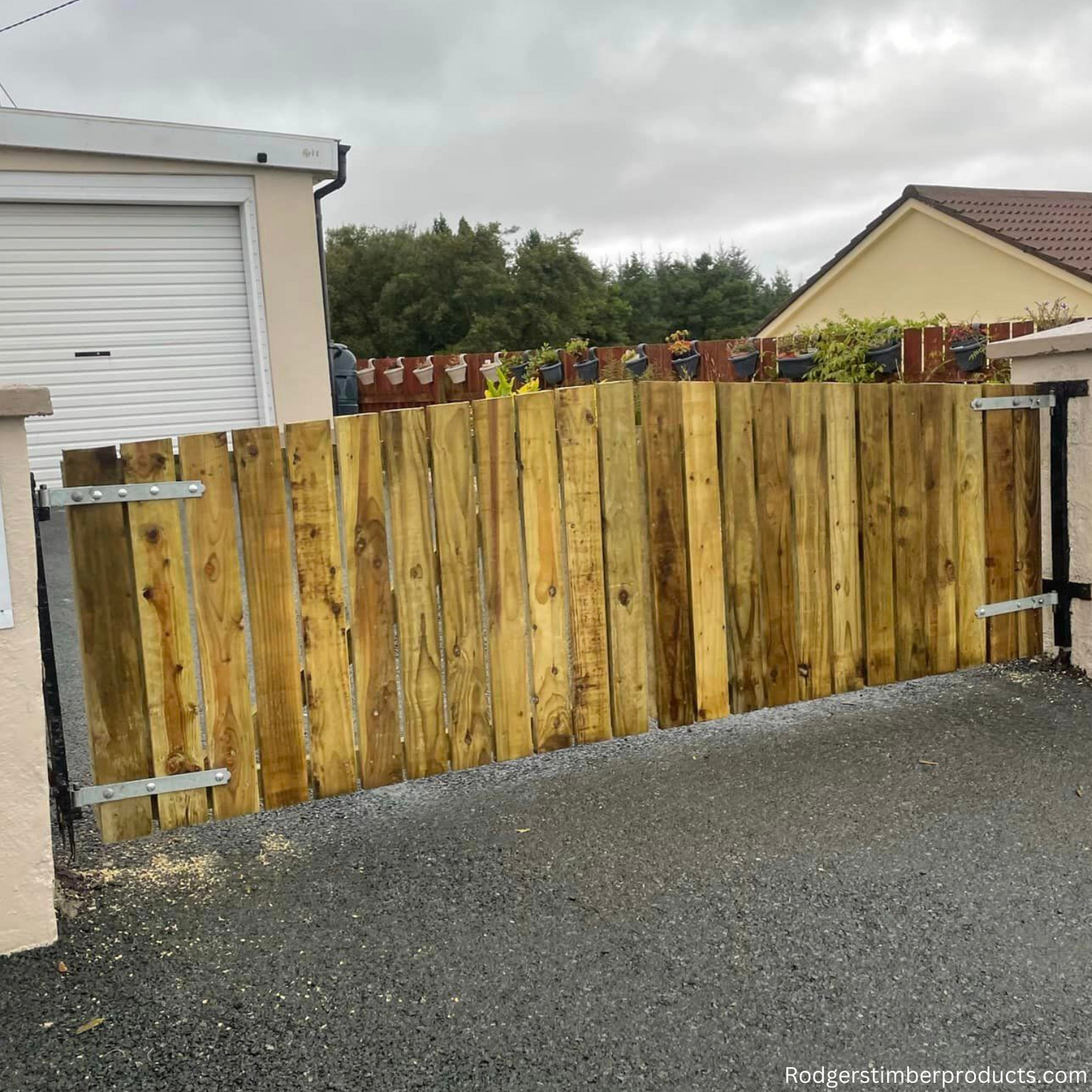 Sturdy Gates With A Touch Of Simplicity